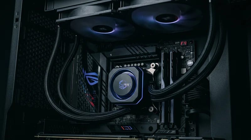 Gros plan sur un système de refroidissement watercooling AIO monté au-dessus d'un processeur i9